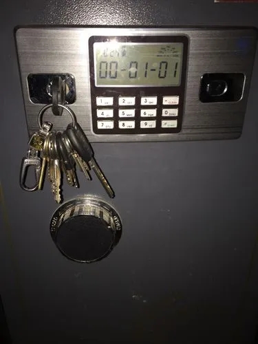保险柜钥匙、密码都有，但柜门打不开是怎么回事？