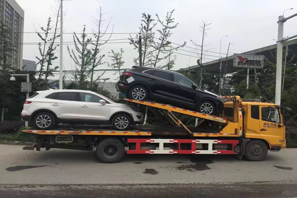 海口高速上爆胎救援